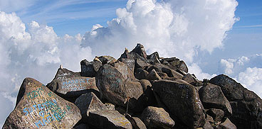 Bongkahan-Bongkahan Batu di puncak gunung Arjuna